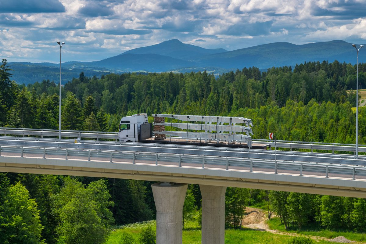 Ocynkowana konstrukcja w trakcie transportu