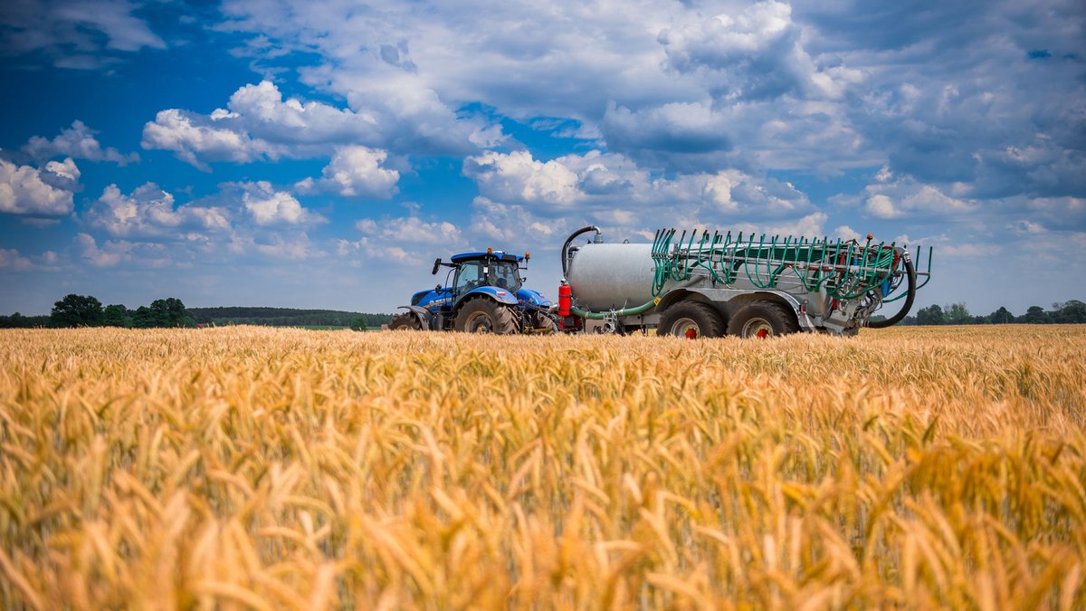 Traktor ciągnący ocynkowany zbiornik